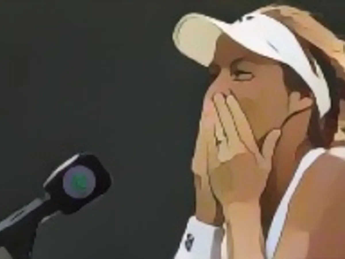 Tatjana Maria din Germania reacționează în timpul interviului de după meci după ce a câștigat împotriva germanei Jule Niemeier în timpul meciului lor de tenis de simplu feminin din sferturile de finală în cea de-a noua zi a Campionatelor de la Wimbledon 2022, la All England Tennis Club din Wimbledon, sud-vestul Londrei, la 5 iulie 2022. - RESTRICȚIONAT PENTRU UTILIZARE EDITORIALĂ (Foto: Adrian DENNIS / AFP) / RESTRICȚIONAT PENTRU UTILIZARE EDITORIALĂ (Foto: ADRIAN DENNIS/AFP via Getty Images)