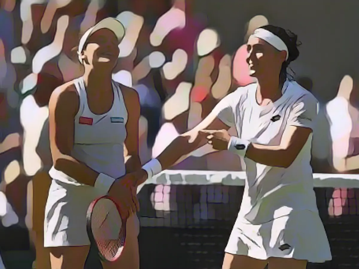 Jabeur (dreapta) și Maria primesc aplauze după semifinala de la Wimbledon.