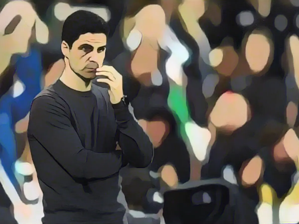 Arteta observa durante a derrota do Arsenal frente ao Newcastle.