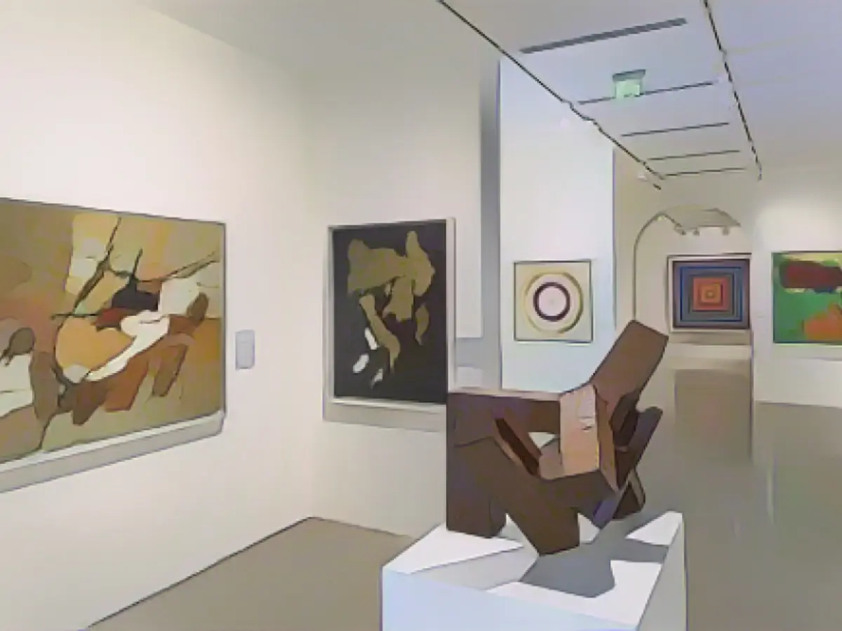 Guggenheim fez amizade com a comunidade artística parisiense, muitos deles emigrantes da América e de toda a Europa, e começou a acolher os seus trabalhos na Guggenheim Jeune, a sua galeria em Londres.