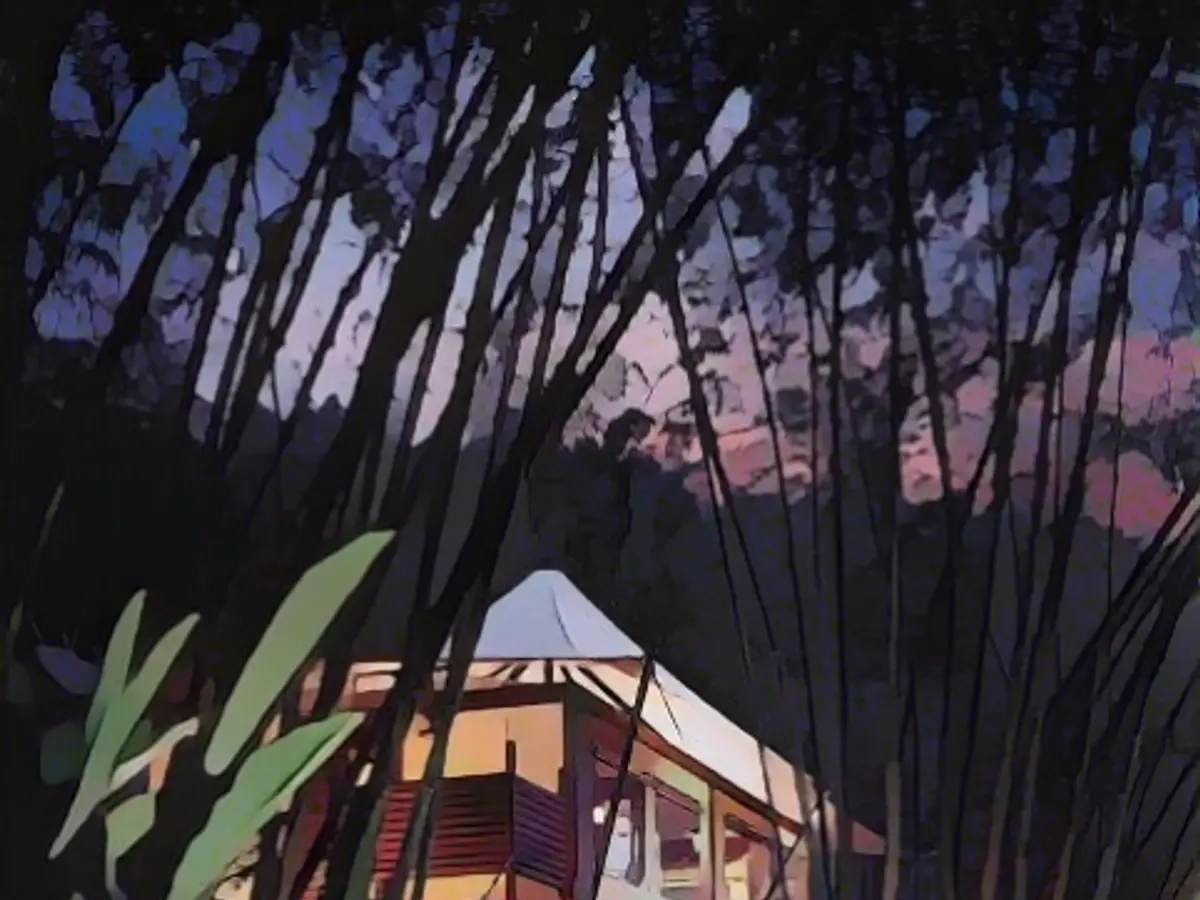 O acampamento tem 15 tendas de luxo, todas ligadas por um caminho de tijolo forrado a bambu que se estende por cerca de um quilómetro.
