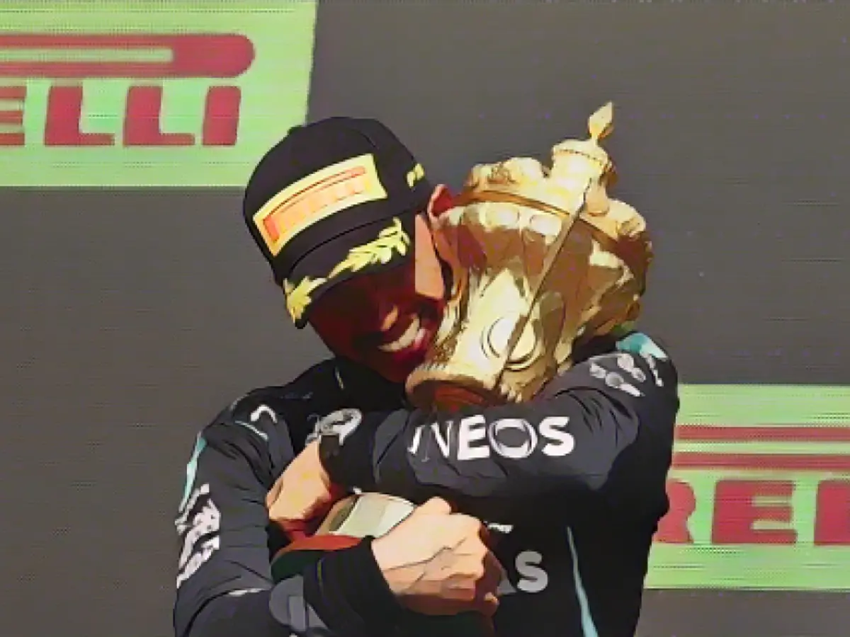 Lewis Hamilton sărbătorește pe podiumul de la Silverstone.