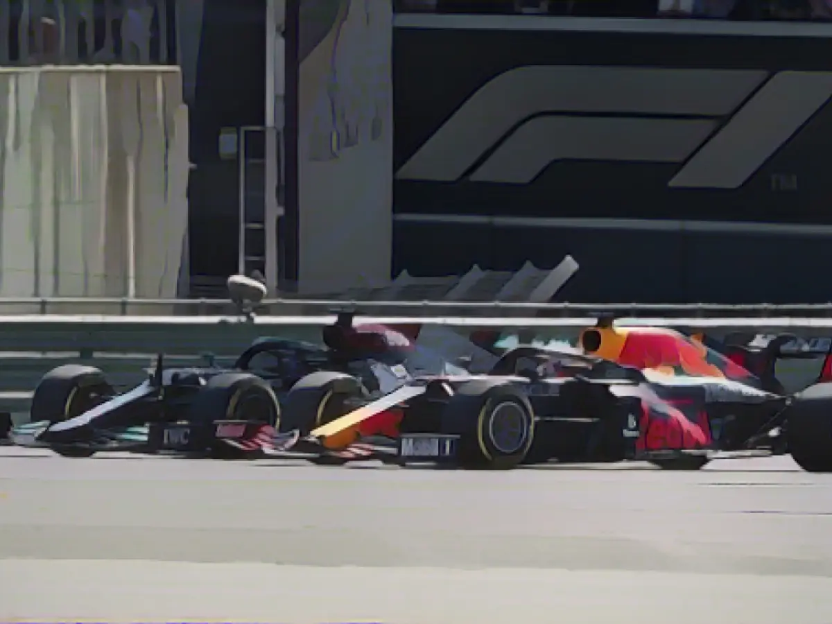 Hamilton și Max Verstappen iau o curbă unul lângă altul la startul Marelui Premiu al Marii Britanii.