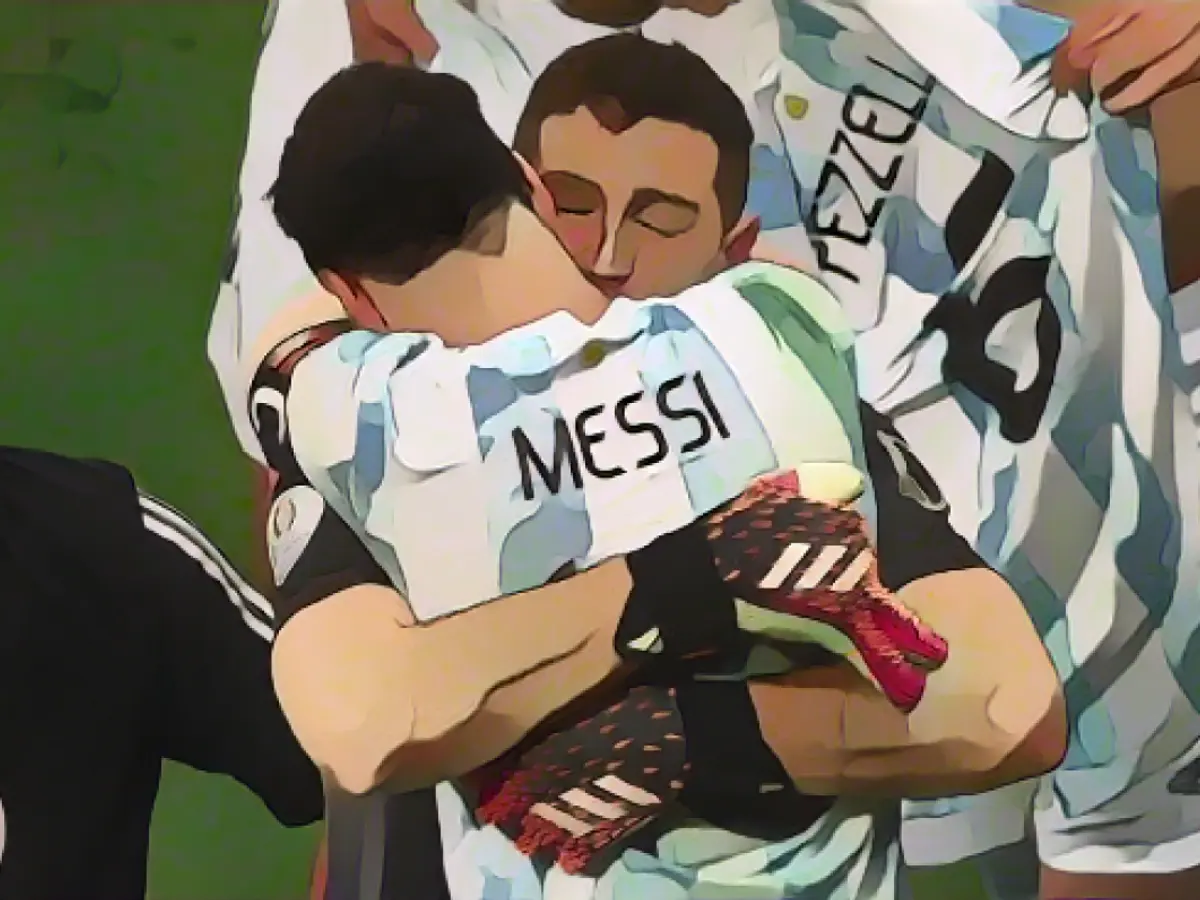 Martínez ve Messi Arjantin'in galibiyetinin ardından kucaklaşıyor.