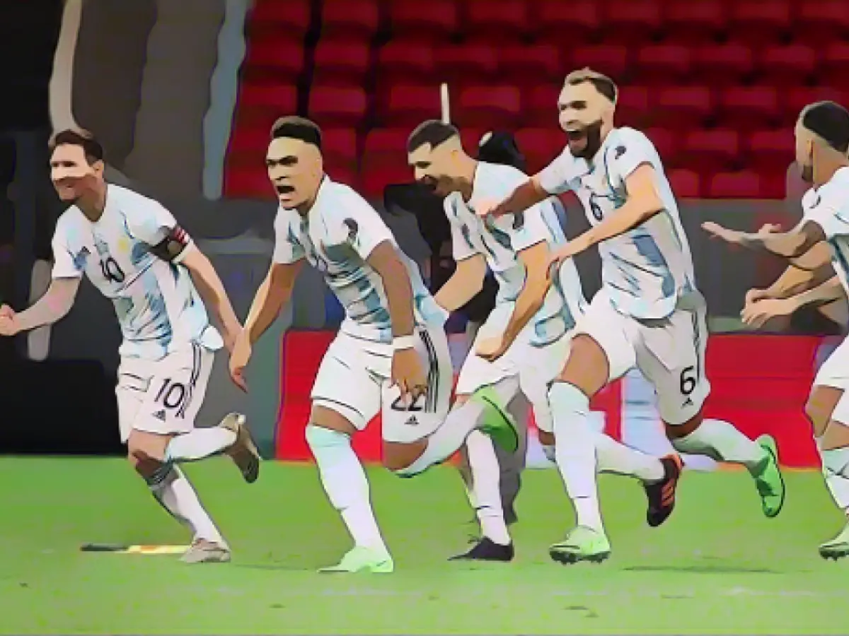 Arjantinli oyuncular penaltı atışlarının ardından kutlama yapıyor.