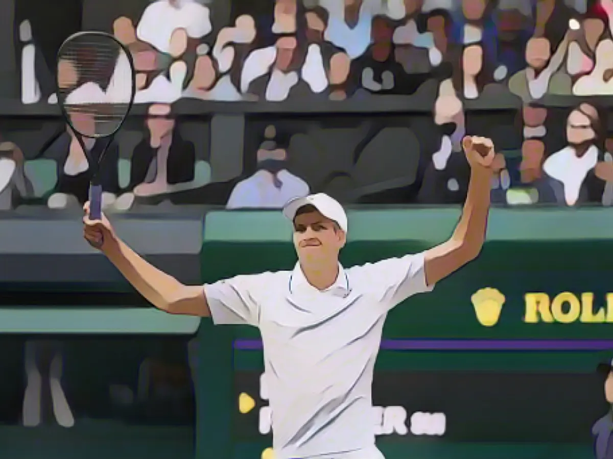 Hubert Hurkacz Roger Federer'i yenerek Wimbledon'da yarı finale yükselmesini kutluyor.