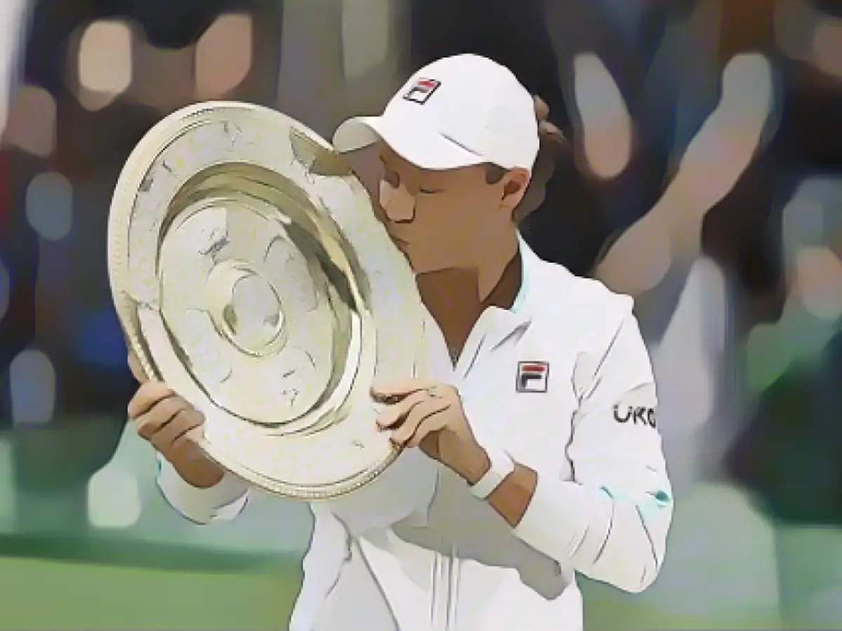 Ashleigh Barty, Wimbledon'daki ilk tekler şampiyonluğunu kazandıktan sonra Venüs Gülsuyu Çanağı kupasını öpüyor.