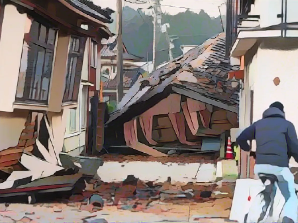 Clădiri avariate sunt văzute după ce mai multe cutremure puternice au lovit zona în ziua precedentă, pe 2 ianuarie 2024, în Anamizu, Ishikawa, Japonia.