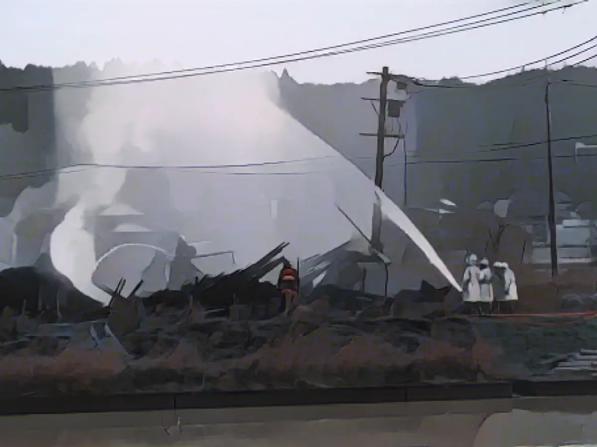 Pompierii sting un incendiu în Nanao, prefectura Ishikawa, Japonia, marți, 2 ianuarie 2024, devreme.