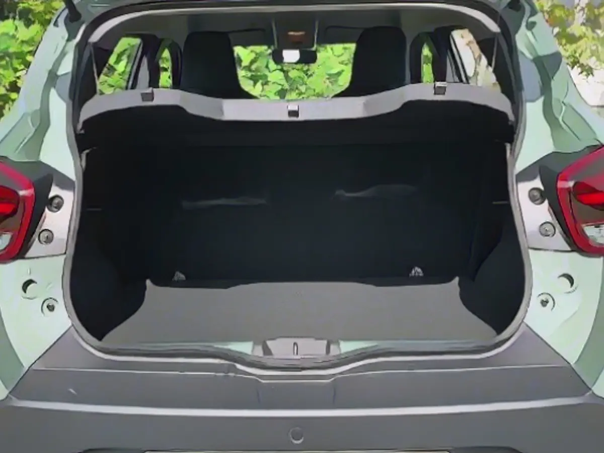 With a volume of 1100 liters (with the rear seats folded down), the luggage compartment is not at all small.
