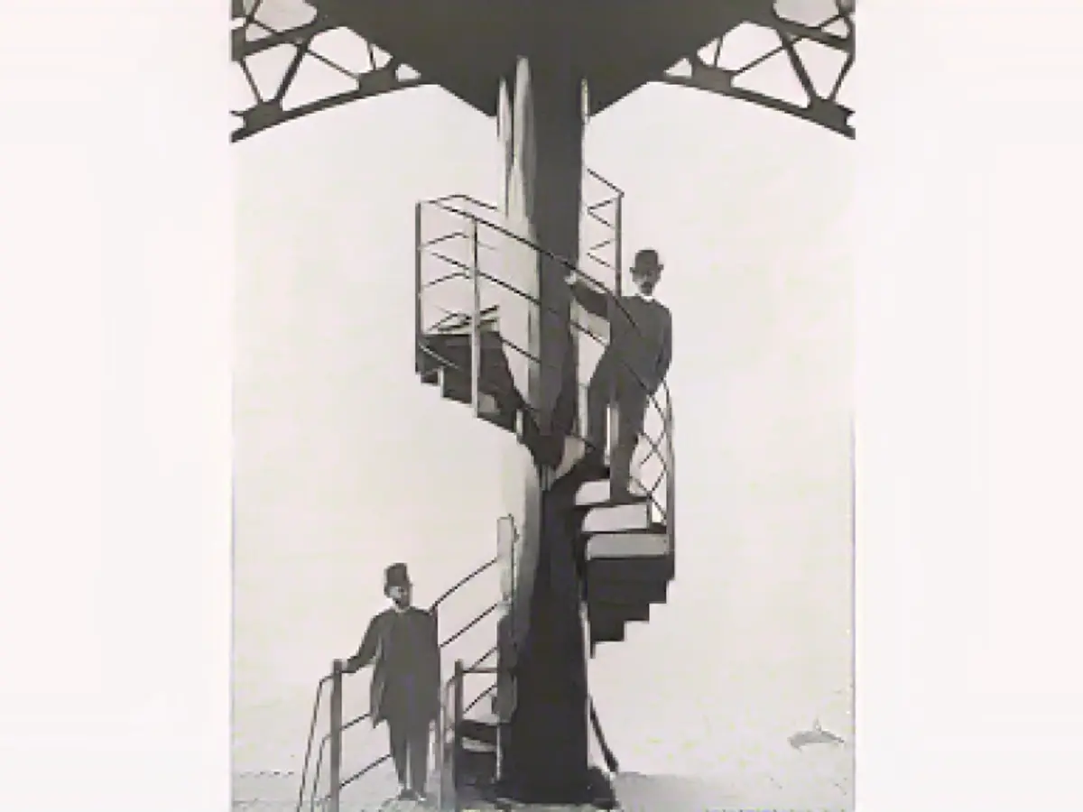 Merdiven, soldaki resimde görülen Fransız mühendis Alexandre Gustave Eiffel tarafından 1889 Paris Sergisi için tasarlanmıştır.
