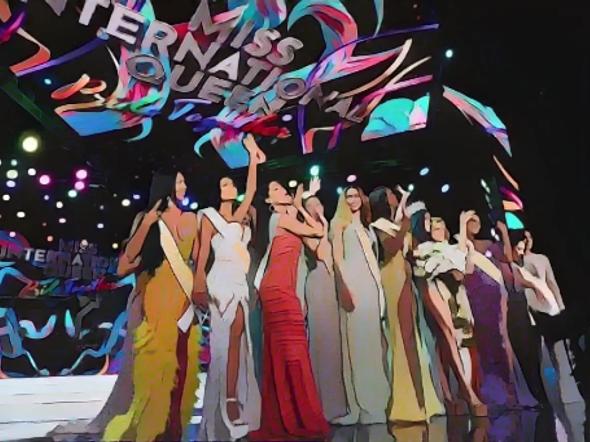 Concorrenti sul palco del concorso di bellezza Miss International Queen 2022 nella città thailandese di Pattaya.
