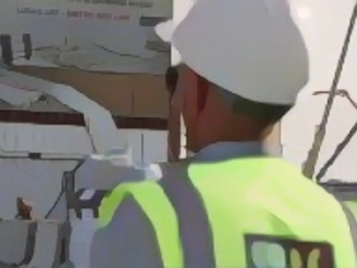 == QATAR OUT == Un muncitor de la QDVC (Qatari Diar/VINCI Construction Grands Projets), filiala din Qatar a gigantului francez din domeniul construcțiilor Vinci, se plimbă pe șantierul de construcție a unei noi linii de metrou din capitala Doha, la 24 martie 2015, după ce Vinci Construction a negat acuzațiile privind utilizarea muncii forțate în cadrul proiectelor de construcții din Qatar. Aceasta vine în urma unei plângeri depuse la un tribunal francez de către ONG-ul Sherpa, care acuză Vinci, care operează și autostrăzi și aeroporturi, de abuzuri asupra muncitorilor migranți în statul din Golf. Un purtător de cuvânt al Vinci a declarat că societatea 