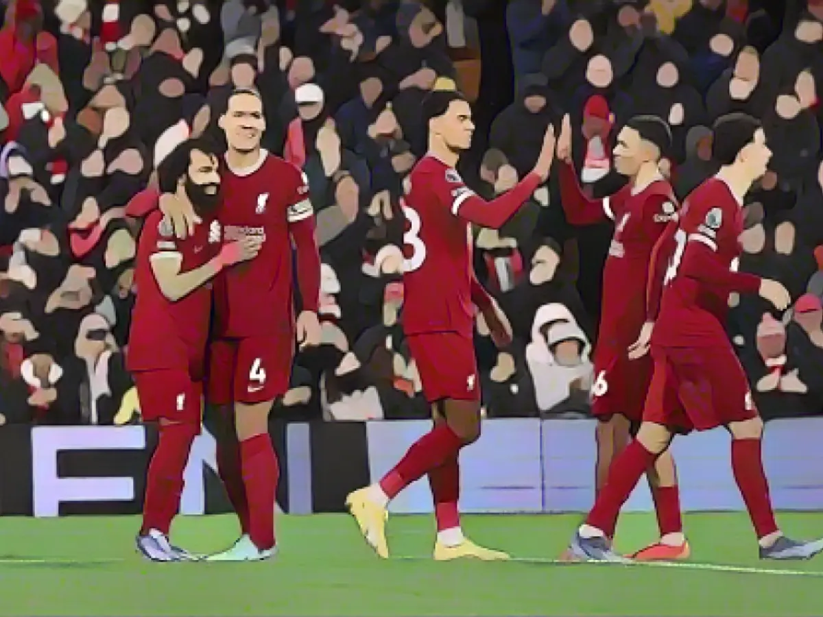 Salah feiert mit seinen Mannschaftskameraden nach dem vierten Tor von Liverpool gegen Newcastle.