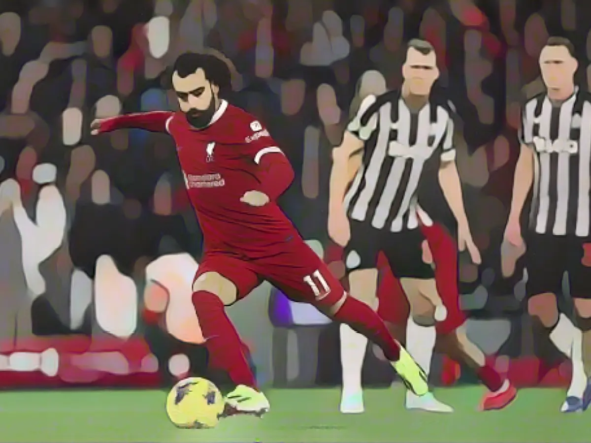 Salah schießt einen Elfmeter gegen Newcastle.