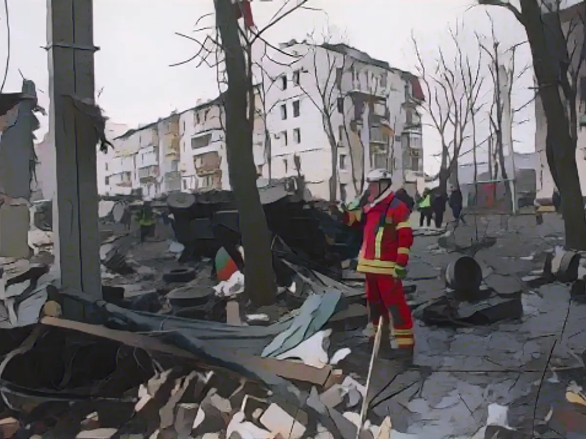 Ein Feuerwehrmann steht am 2. Januar 2023 in Charkiw, Ukraine, in der Nähe der Einschlagsstelle der Rakete. Am Morgen des 2. Januar schlug Russland mit Kinzhal-Raketen in Charkiw ein. Die Einschläge betrafen Wohngebäude. (Foto von Pavlo Pakhomenko/NurPhoto via AP)