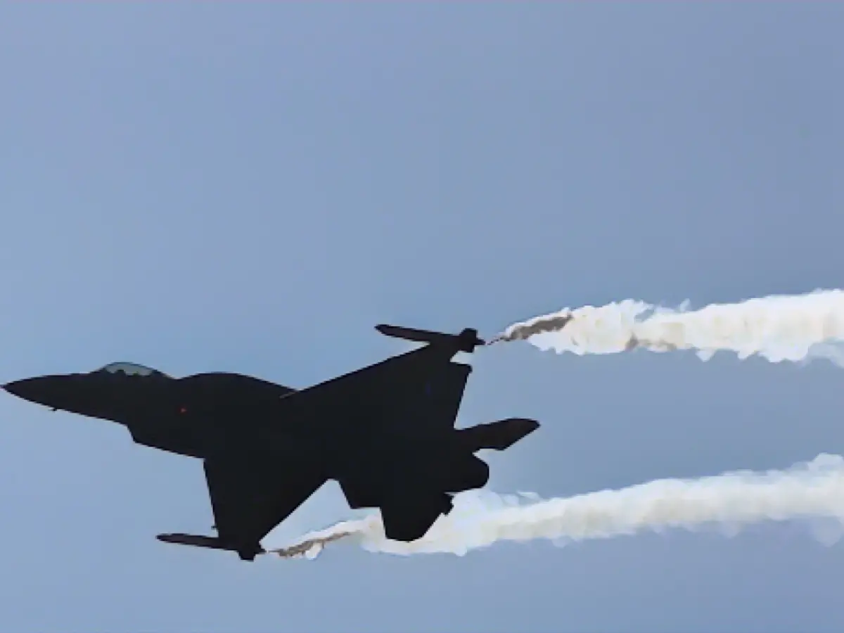 Bir F-16 jeti Radom, Polonya'daki Hava Gösterisi sırasında gösteri yapıyor, 26 Ağustos 2023.