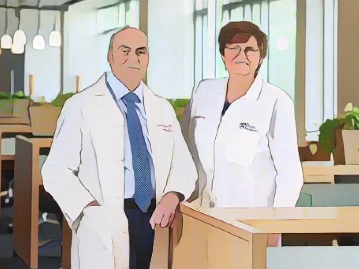 Ученые (слева направо) доктор Дрю Вайсман и доктор Каталин Карико получили Нобелевскую премию по физиологии или медицине в 2023 году за открытия, позволившие разработать мРНК-вакцины Covid-19.