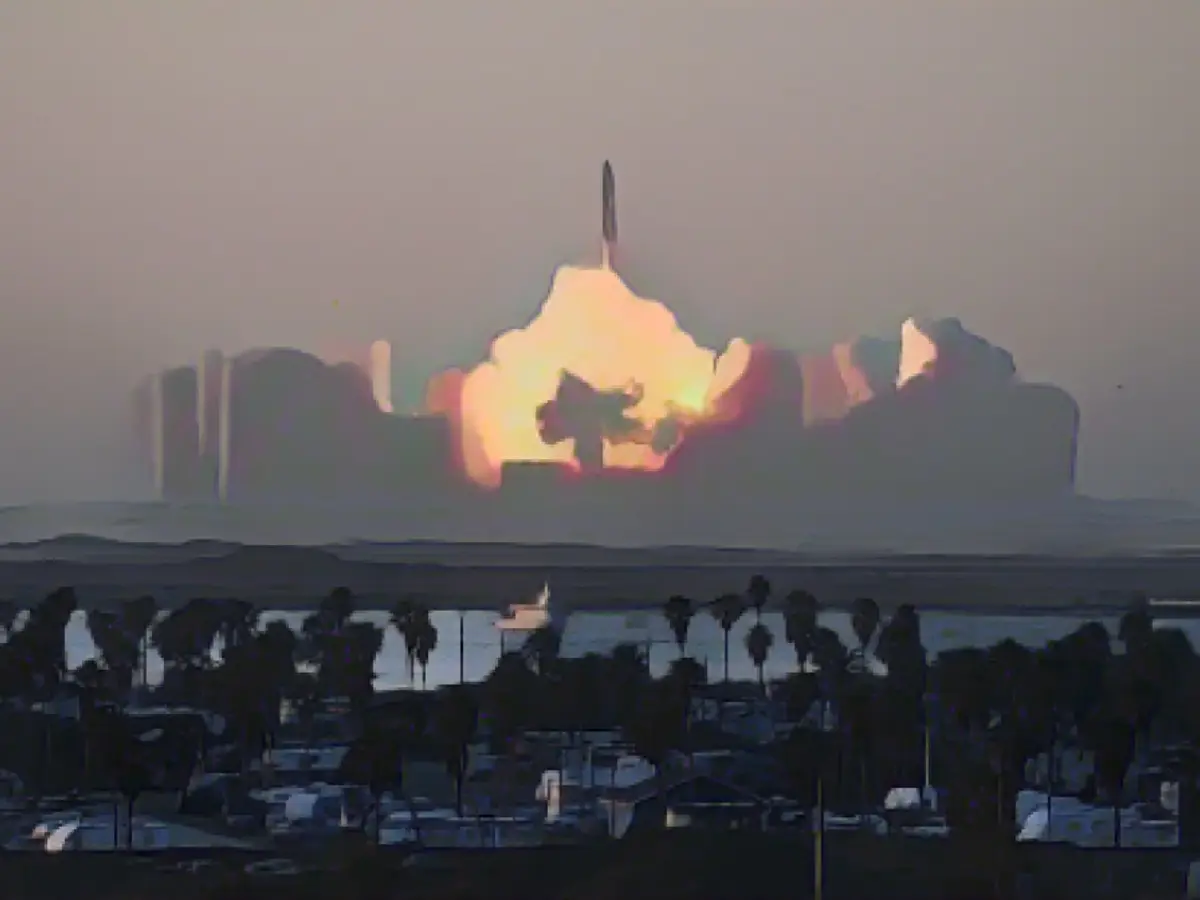 18 ноября 2023 года с базы Starbase в Южном Техасе стартовала ракета-носитель и космический корабль компании SpaceX Starship. Это был второй испытательный полет ракеты, самой большой из когда-либо созданных. Испытательный полет состоялся после того, как первая попытка полета космического корабля в полностью собранной конфигурации в апреле закончилась впечатляющим взрывом над Мексиканским заливом.