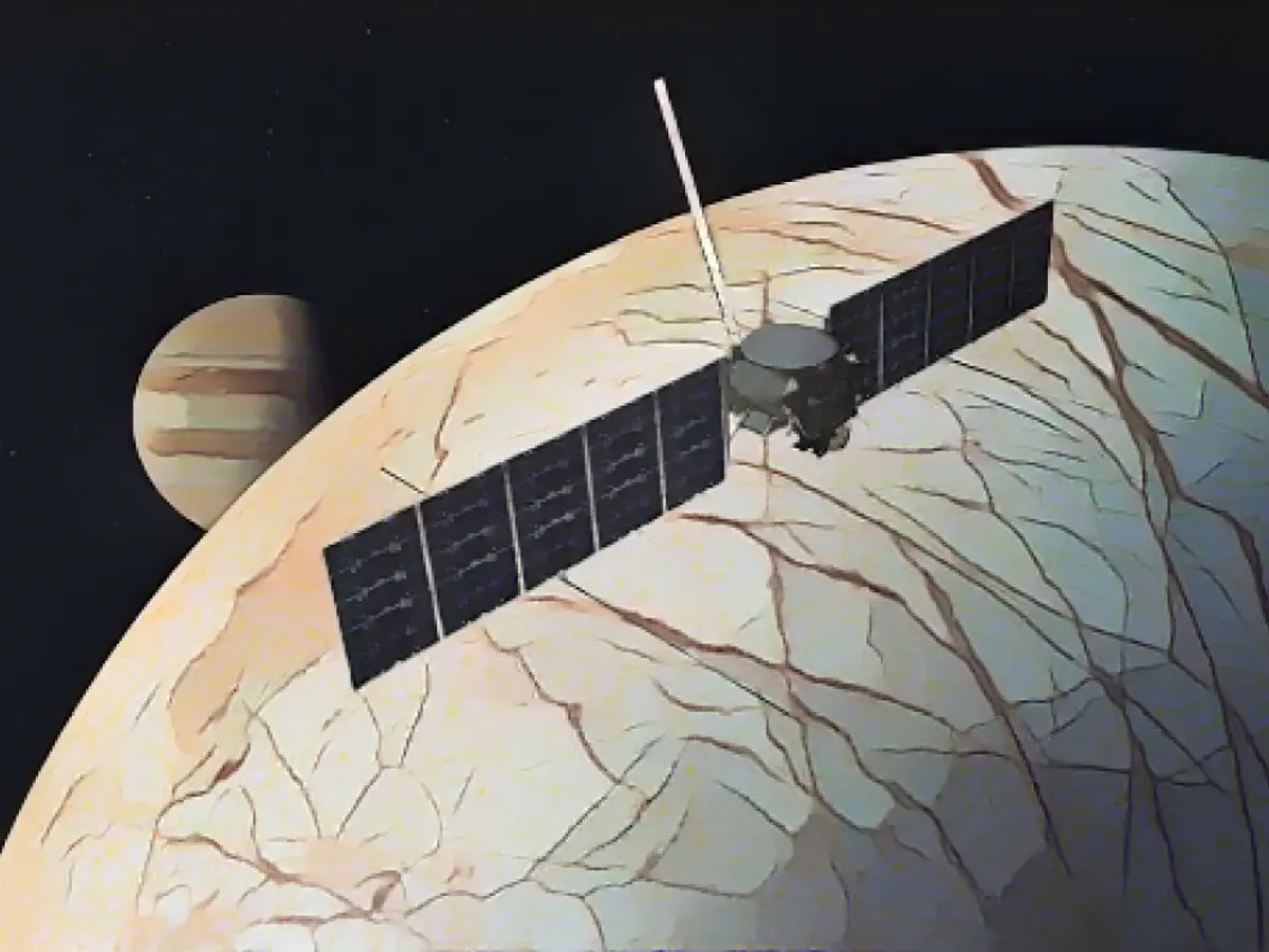 Аппарат НАСА Europa Clipper изучит потенциальную обитаемость одной из лун Юпитера, покрытой льдом океанического мира.