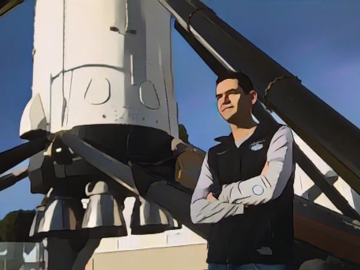 Jared Isaacman, fondator și director executiv al Shift4 Payments, se află pentru un portret în fața primei etape recuperate a unei rachete Falcon 9 la sediul SpaceX din Hawthorne, California, pe 2 februarie 2021.