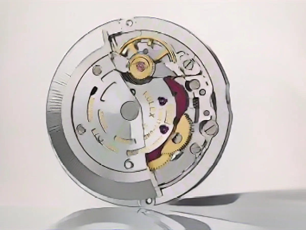 The movement is now also frequently counterfeited - often only professionals can tell when something is wrong. The color of the hairspring, the balance bridge, the screws of the balance and the color of the gears can provide a clue.
