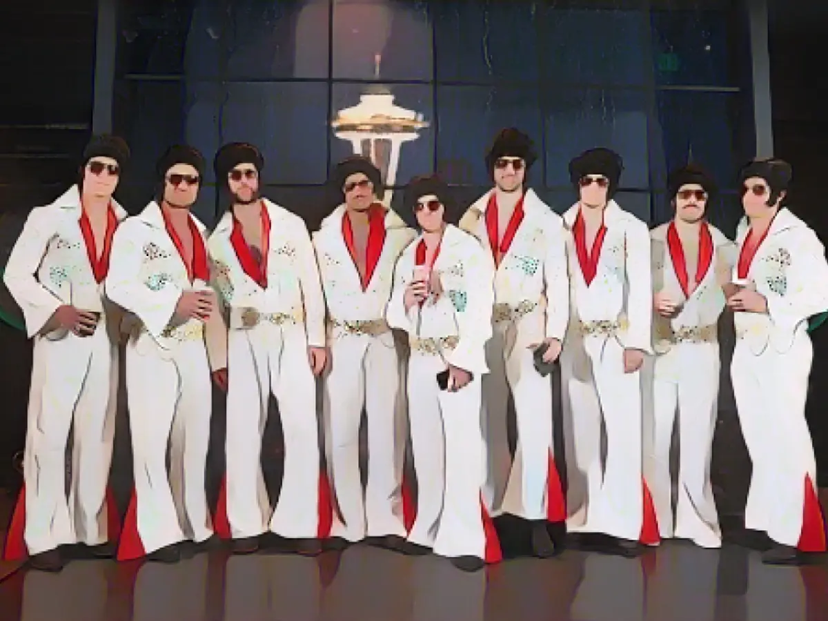 Las Vegas Altın Şövalyeleri Elvis Presley gibi giyinerek geldiler.