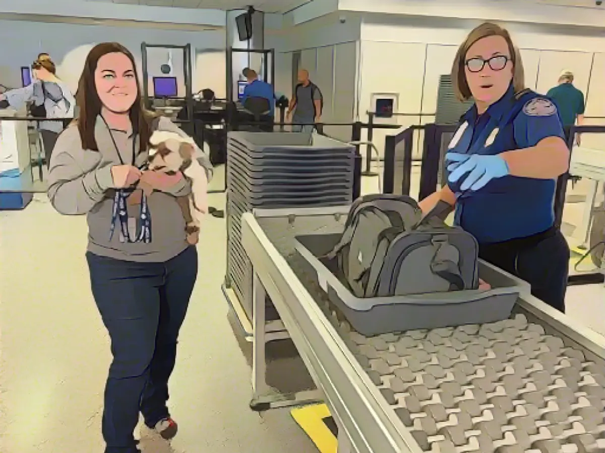 Un agente della TSA esegue una dimostrazione di screening degli animali domestici all'aeroporto internazionale di Buffalo Niagara il 27 settembre.