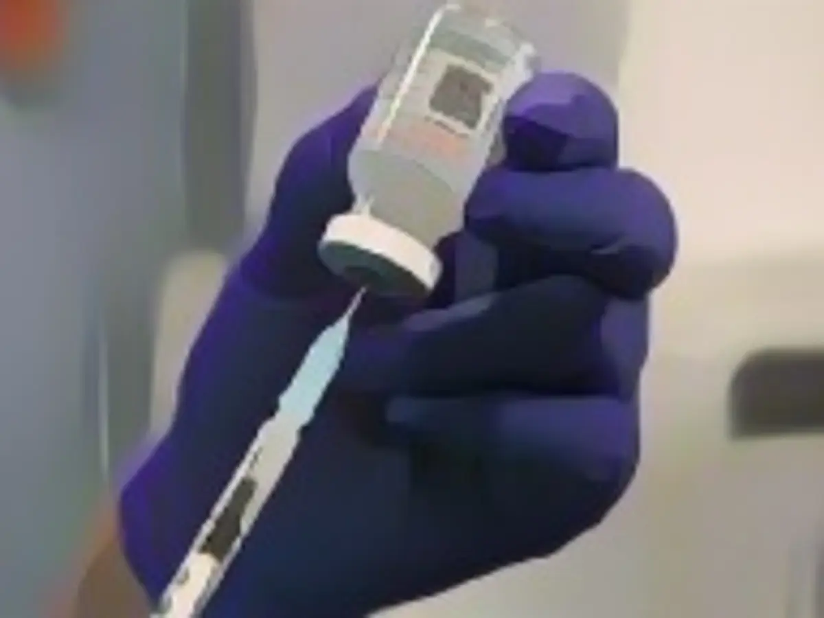 Uma profissional de saúde retira a vacina Moderna Covid-19 enquanto se prepara para administrar uma injeção de reforço.