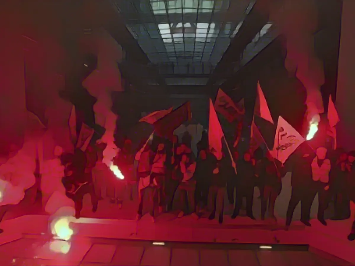 Рабочие вторгаются в здание Centorial, в котором находится офис BlackRock, в Париже, 6 апреля 2023 года.