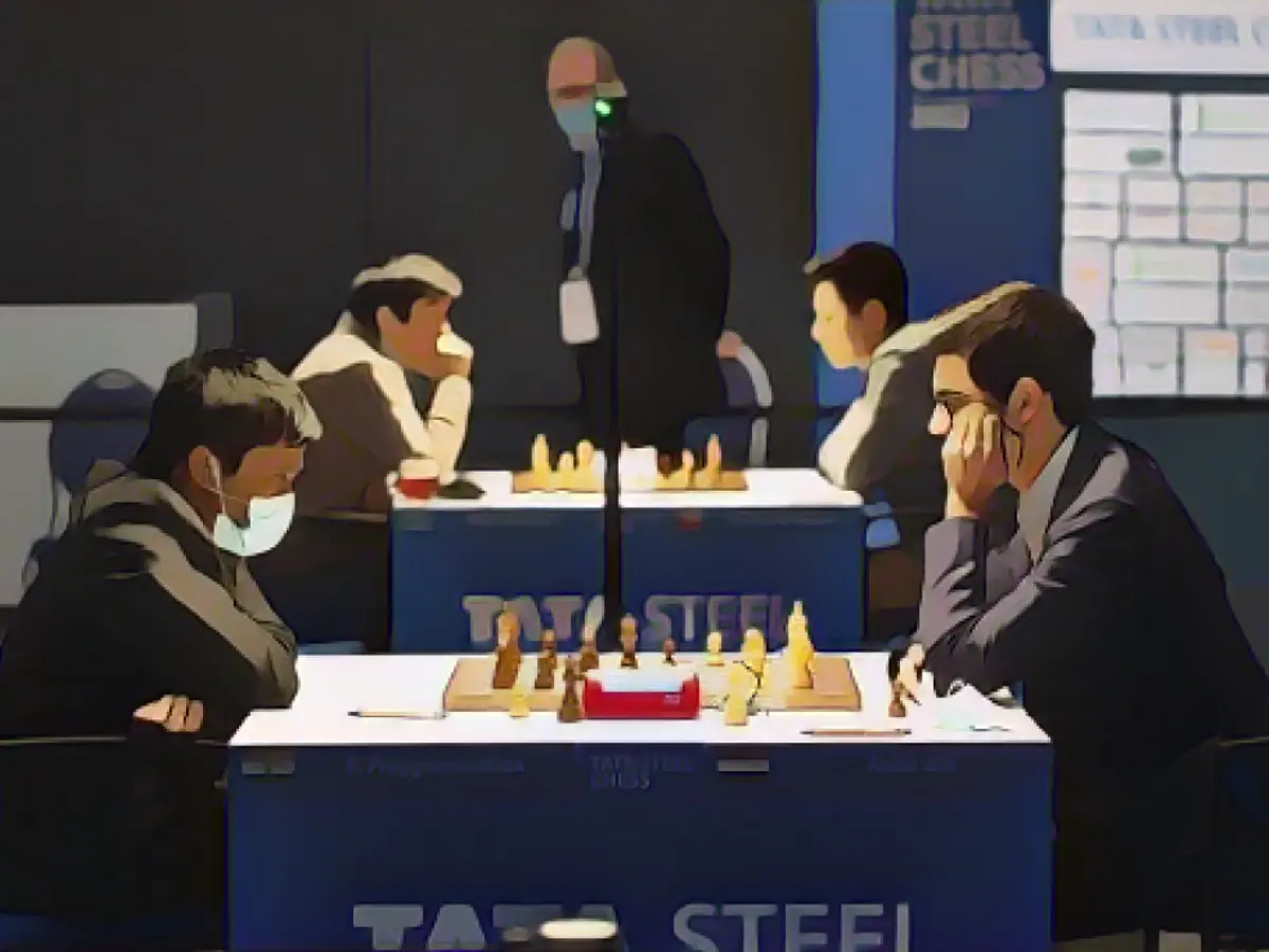 Прагг соревнуется с Анишем Гири во время шахматного турнира Tata Steel.