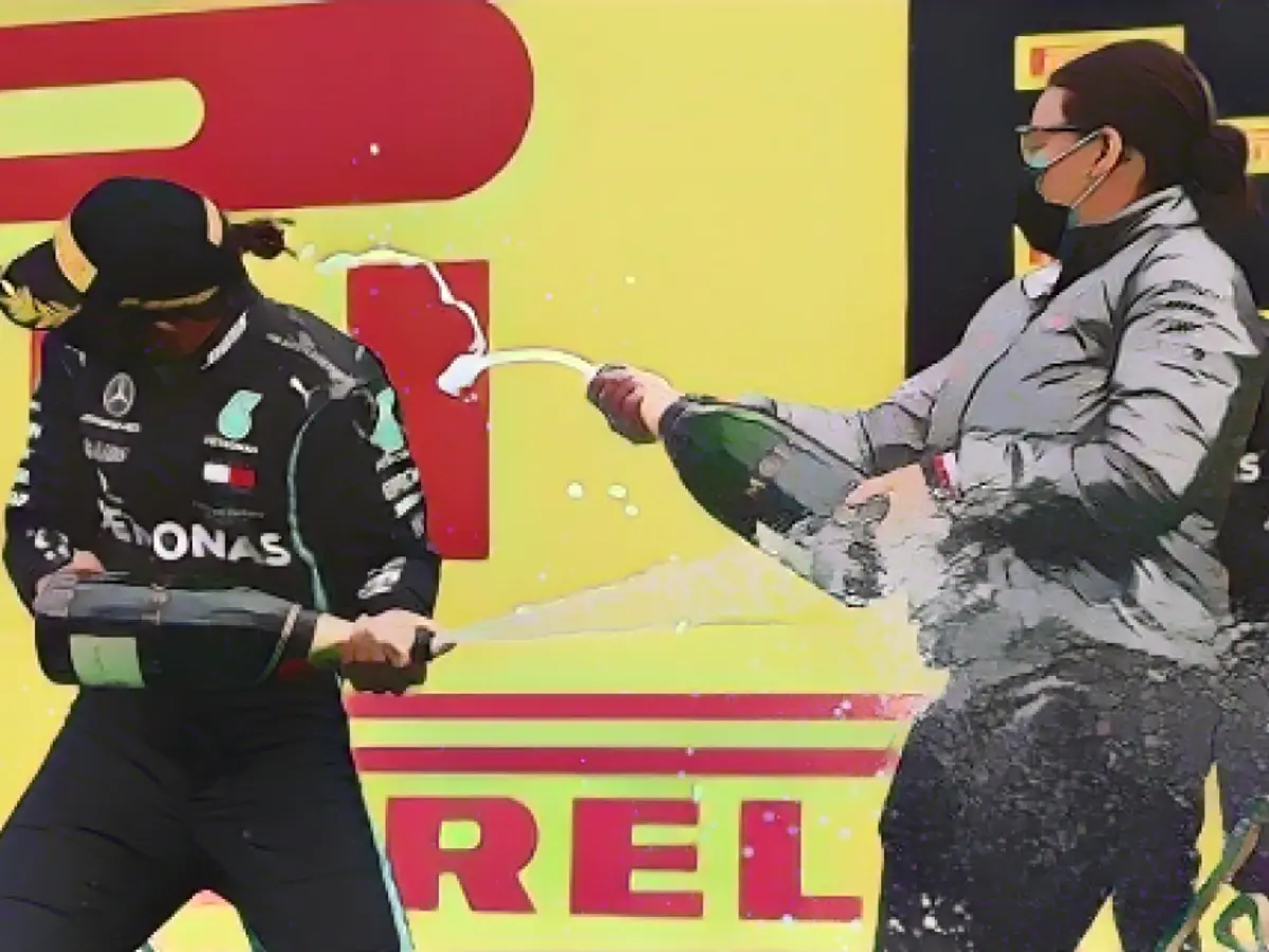 Lewis Hamilton und Stephanie Travers feiern nach dem Großen Preis der Steiermark auf dem Podium.