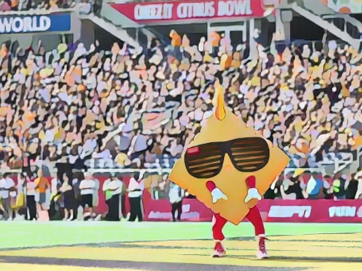 Ched-Z, das Maskottchen des Cheez-It Citrus Bowl, beim Cheez-It Citrus Bowl 2024 in Orlando, Florida.
