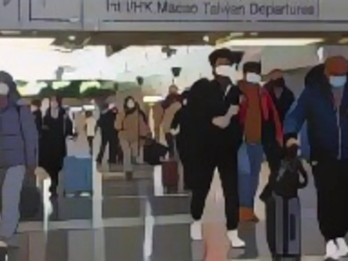 Reisende gehen mit ihrem Gepäck am Beijing Capital International Airport inmitten des Ausbruchs der Coronavirus-Krankheit (COVID-19) in Peking, China, 27. Dezember 2022. REUTERS/Tingshu Wang