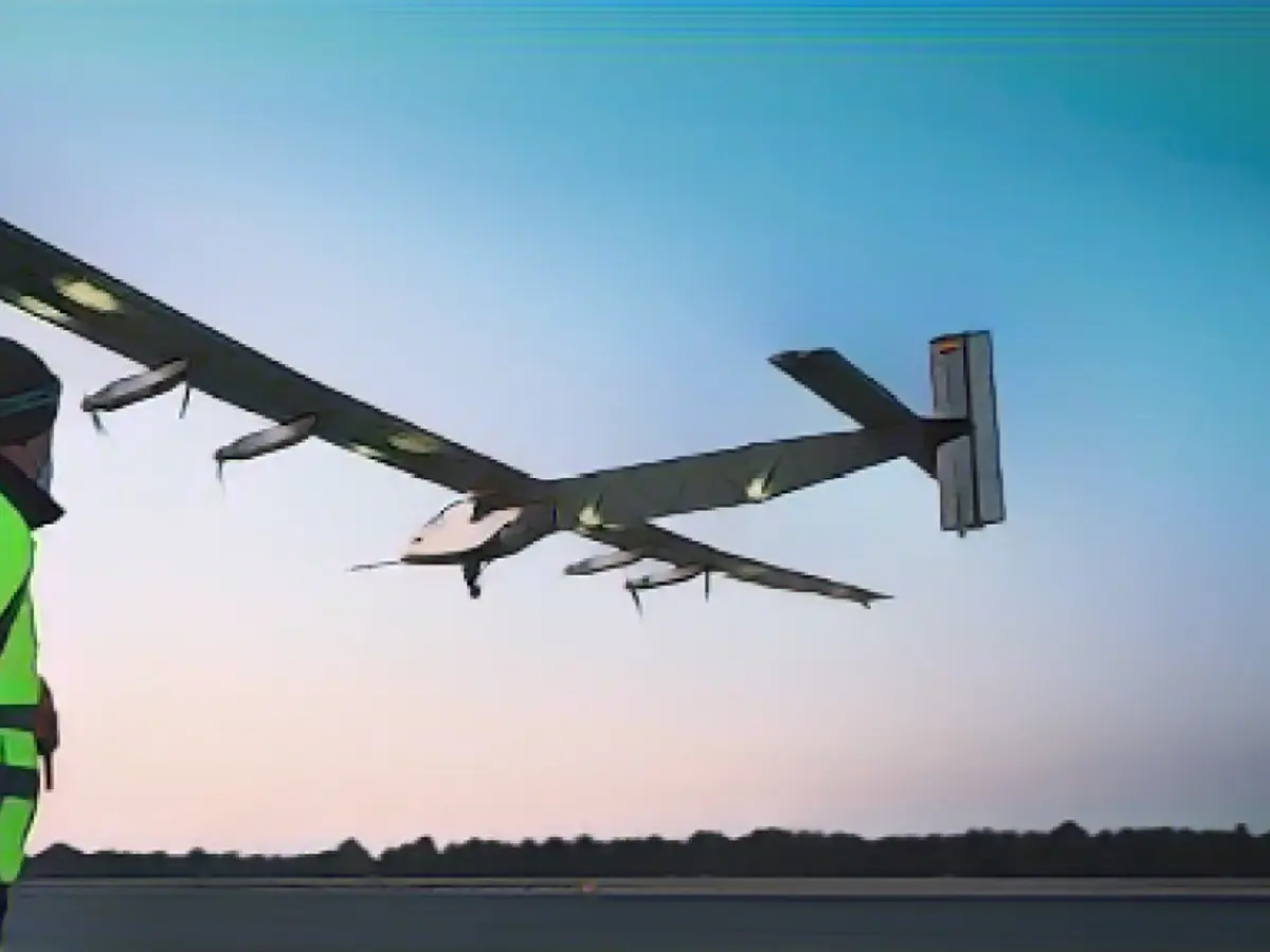 Mientras la aviación intenta descarbonizarse, está surgiendo una nueva generación de aviones que prescinde de los combustibles fósiles. Entre ellos está el Skydweller, que funciona con energía solar y se basa en el Solar Impulse 2, un avión que ha batido numerosos récords de vuelo.
