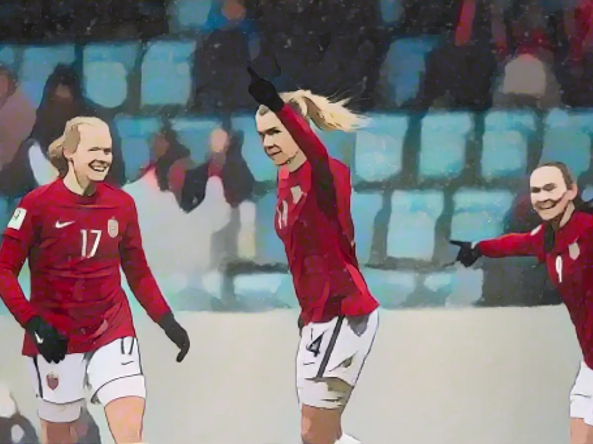 Hegerberg Kosova karşısında hattrick'inin ilk golünü attıktan sonra kutlama yapıyor.