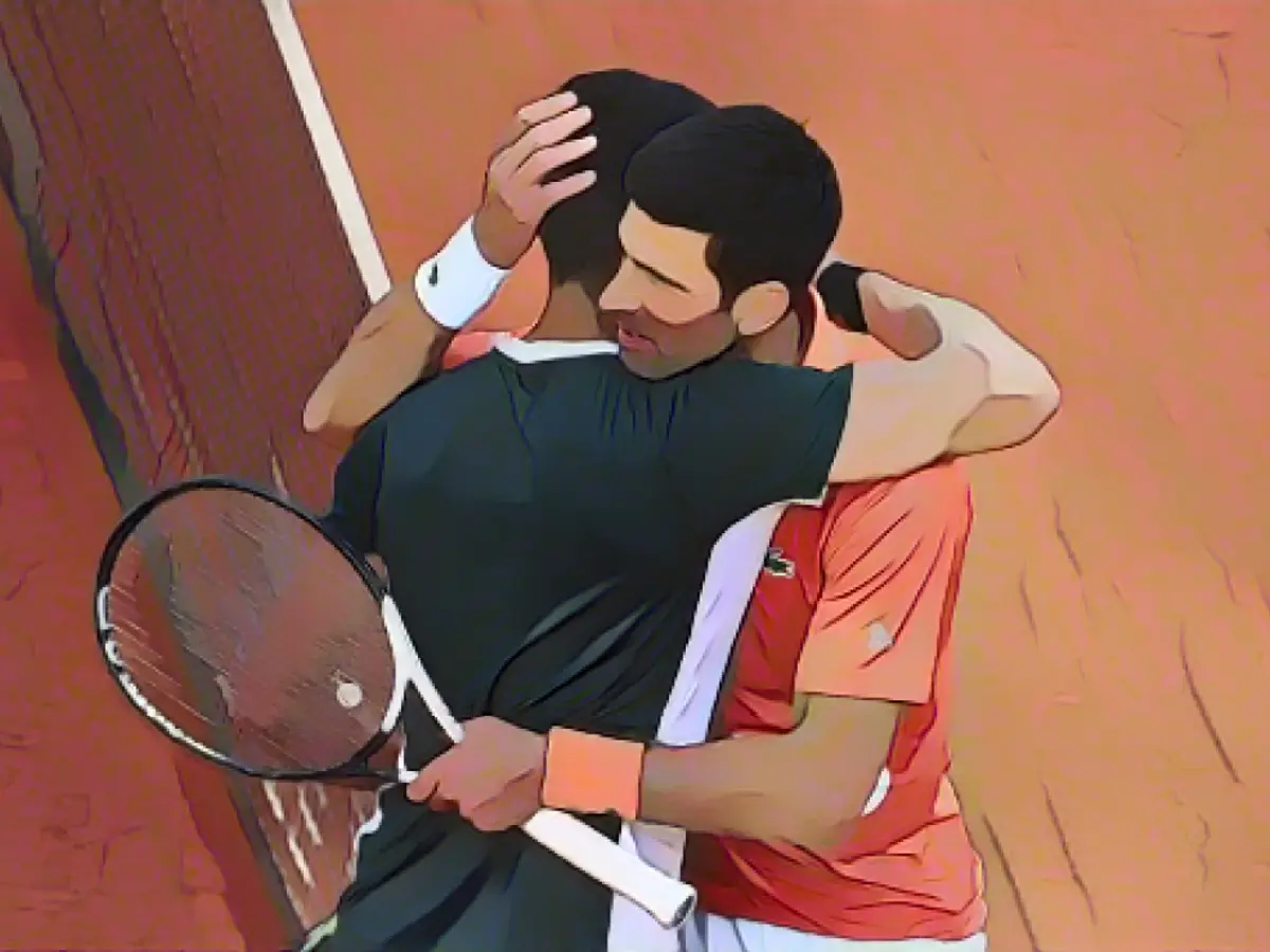 Алькарас (слева) и Джокович обнимаются по окончании полуфинала турнира ATP Tour Madrid Open 2022.