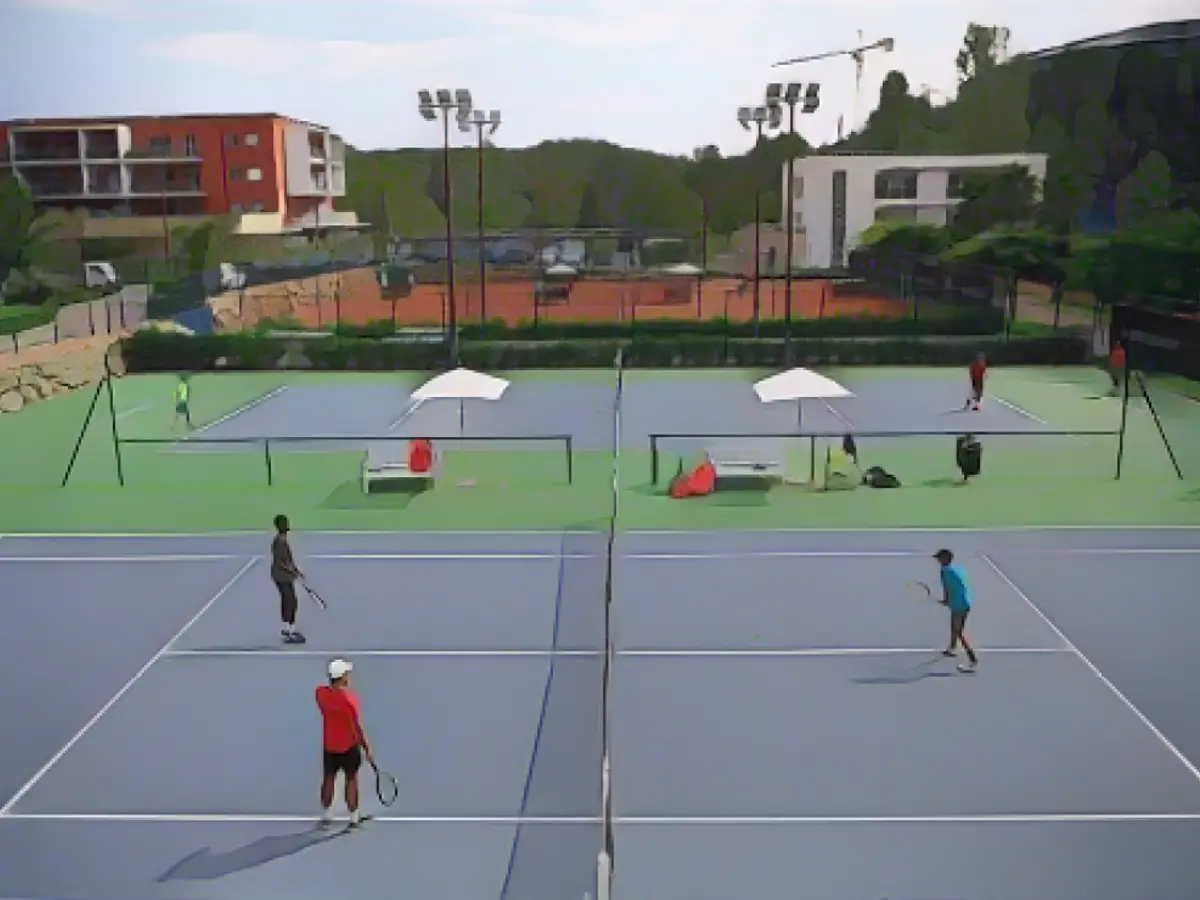 Des élèves de tennis s'entraînent à l'Académie Mouratoglou à Biot, dans le sud-est de la France, le 23 septembre 2021.