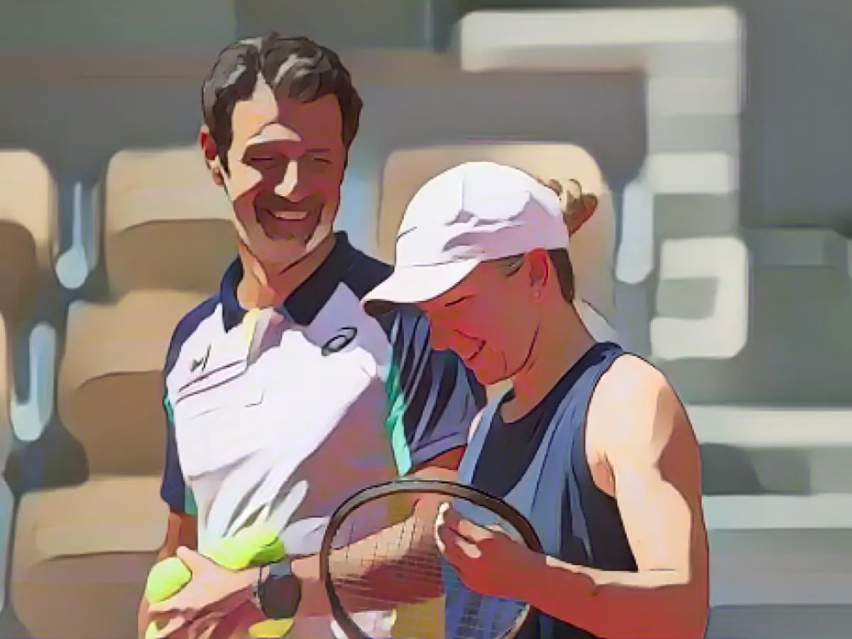 Simona Halep partage un moment de détente avec son entraîneur Patrick Mouratoglou lors de la préparation de Roland Garros le 18 mai 2022 à Paris, France.