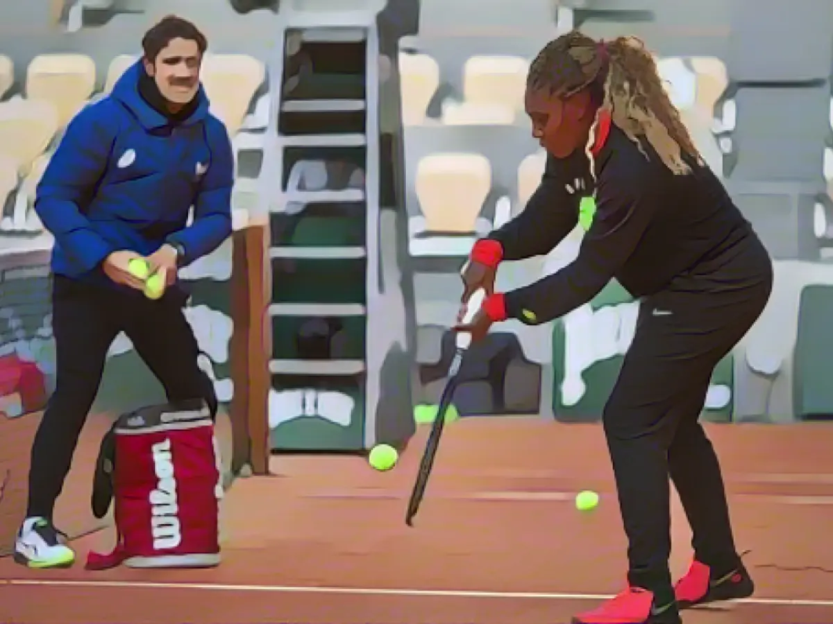 Serena Williams se antrenează cu antrenorul Patrick Mouratoglou în pregătirea pentru Openul Franței 2020, la Roland Garros, pe 26 septembrie 2020.