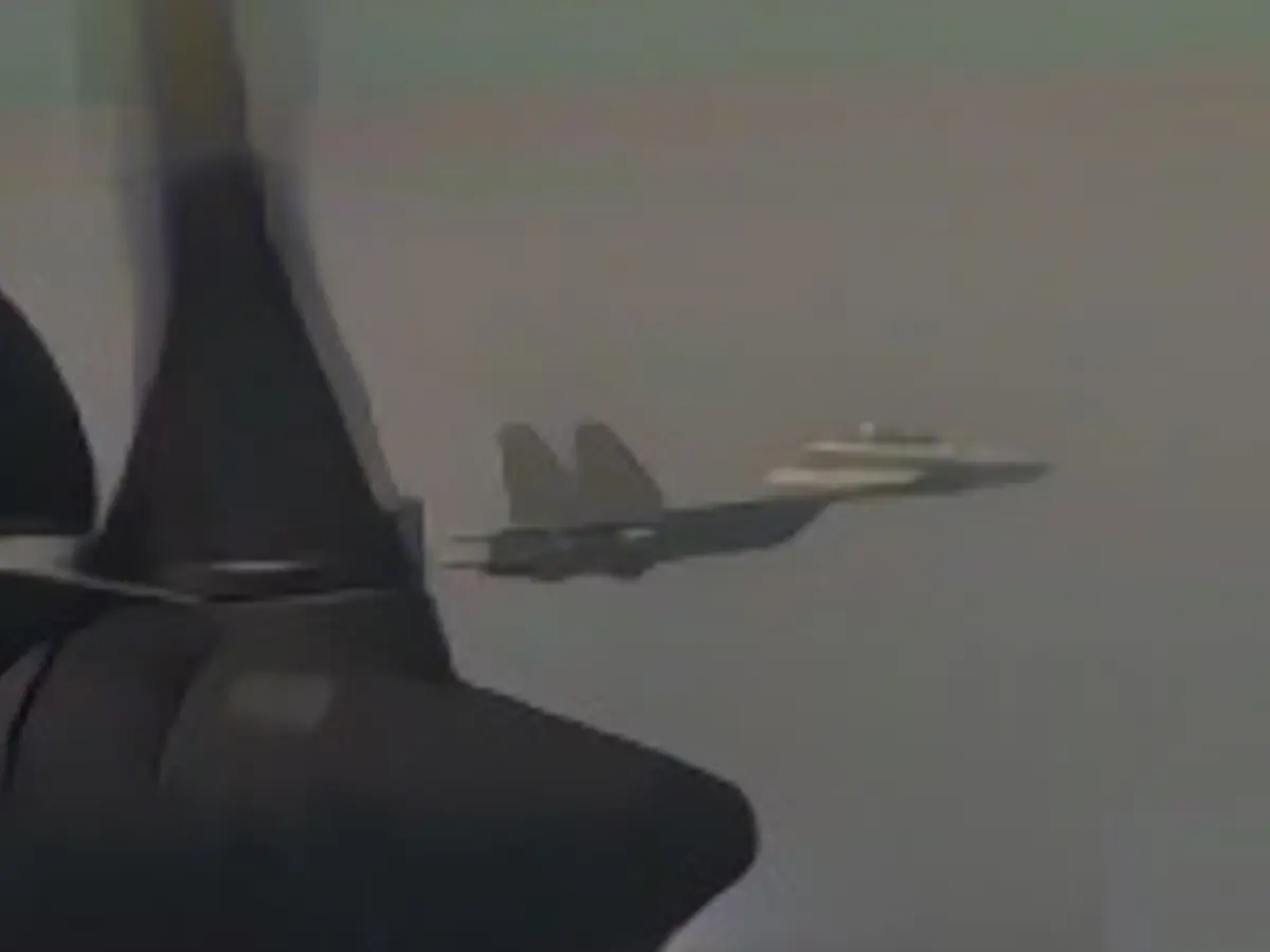Imaginile și înregistrările video publicate recent de către Departament surprind un avion de luptă al APL în timp ce efectuează o interceptare coercitivă și riscantă împotriva unui activ american care operează în mod legal în Marea Chinei de Est. Pe parcursul a cinci ore, patru avioane ale APL au efectuat această interceptare, ajungând la un moment dat la o distanță de doar 75 de metri de avionul american.