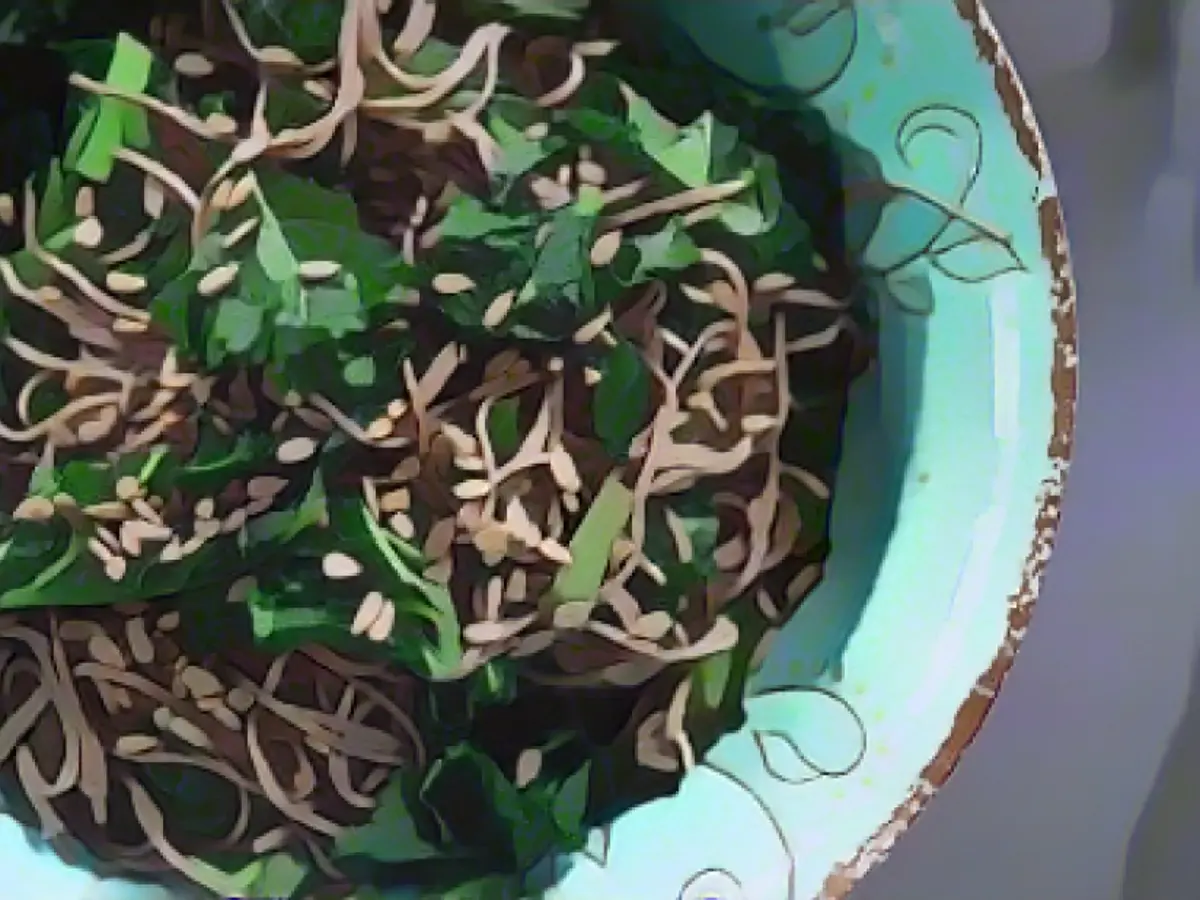 Esta salada de couve soba é uma mistura de couve, sementes de girassol e noodles soba, que são feitos de farinha de trigo sarraceno.