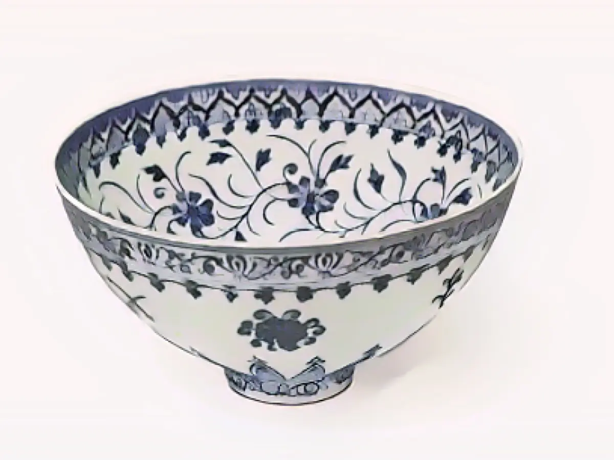 Un bol albastru și alb rar din dinastia Ming din China va fi scos la licitație la Sotheby's New York.