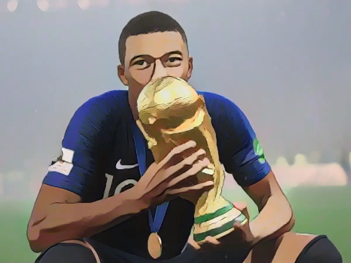 Mbappé feiert nach dem Sieg Frankreichs bei der Weltmeisterschaft 2018.