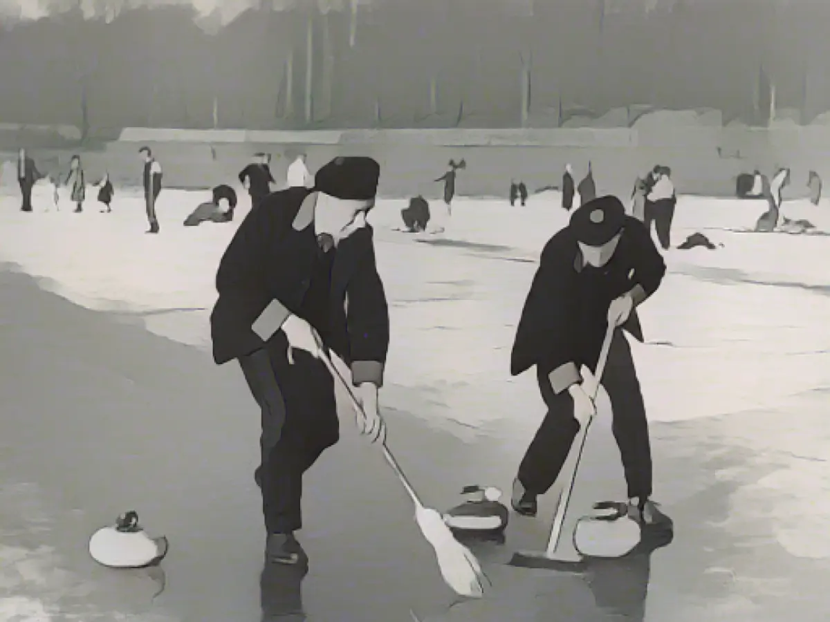 Dois jogadores de curling de Blair Atholl participam num 