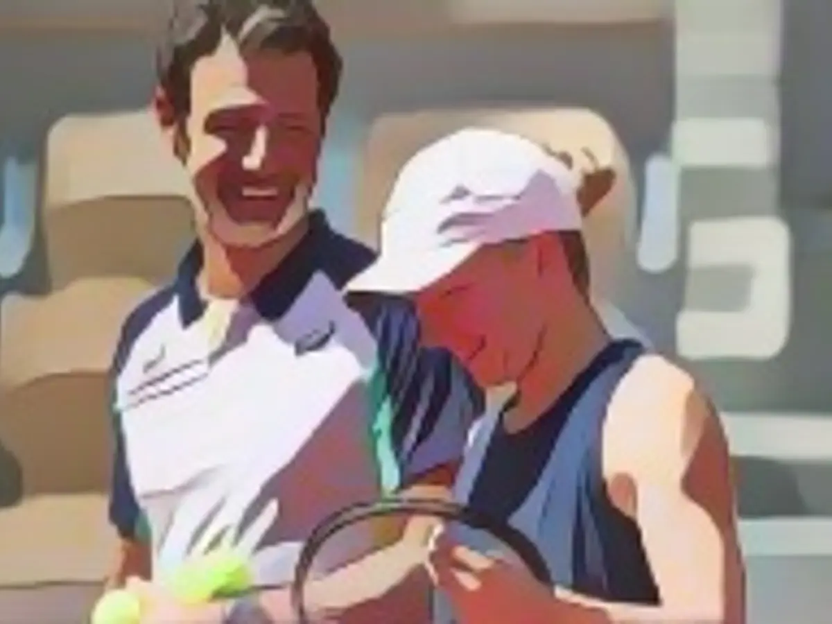 Simona Halep împărtășește un moment de destindere cu antrenorul Patrick Mouratoglou în timpul antrenamentului de pe terenul Philippe Chatrier, în pregătirea pentru turneul de tenis French Open 2022 de la Roland Garros, pe 18 mai 2022, la Paris, Franța.
