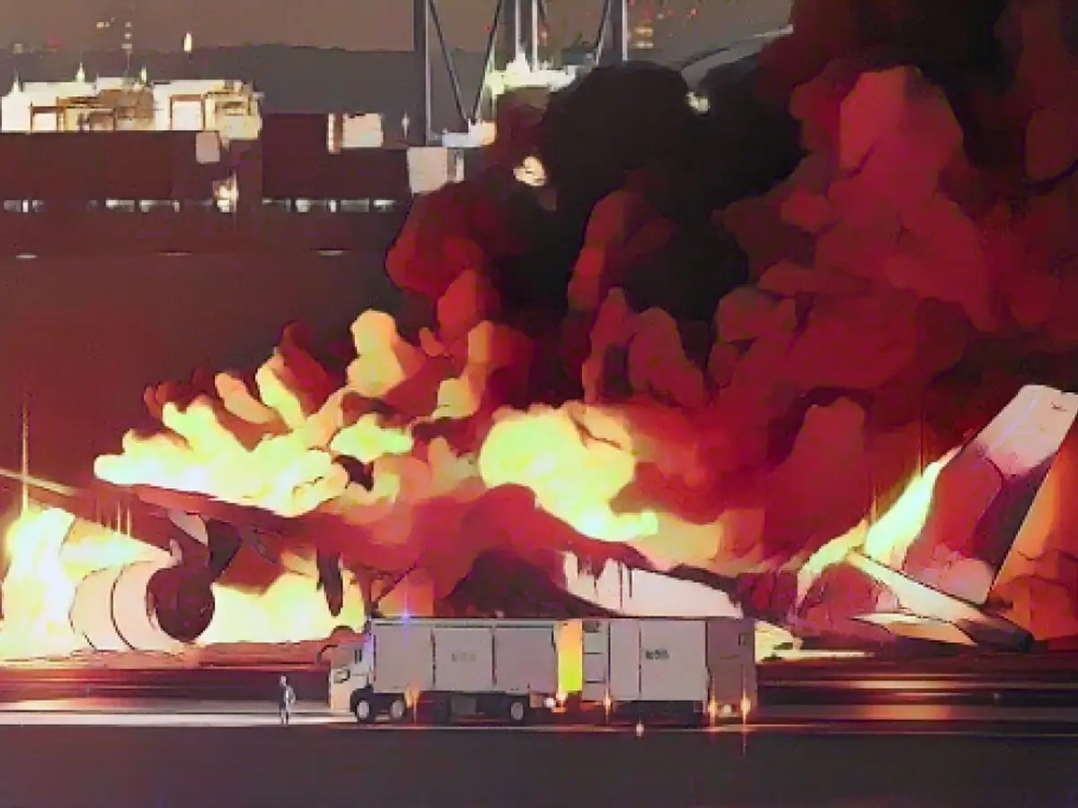 Avionul Japan Airlines este distrus de un incendiu pe o pistă a aeroportului Haneda din Tokyo, pe 2 ianuarie 2024.