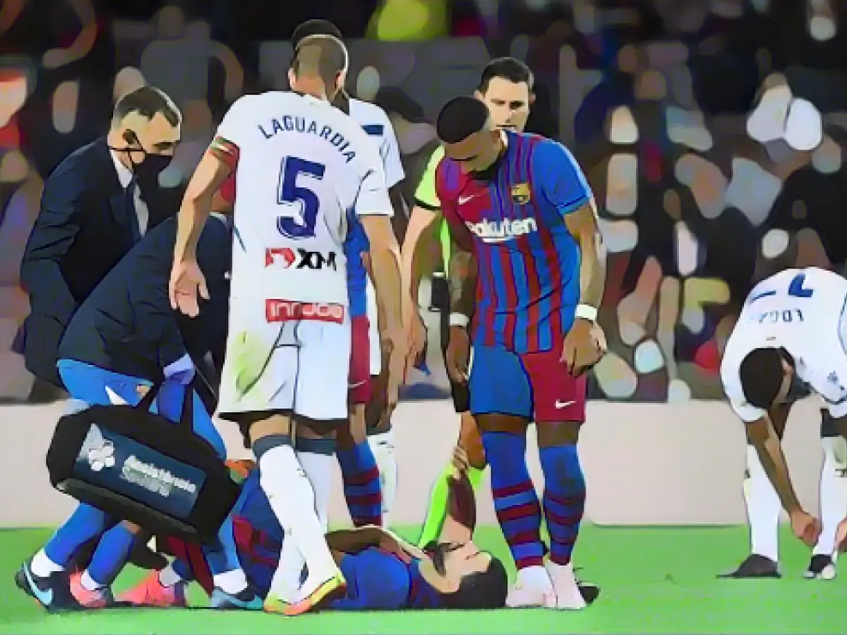 Arjantinli oyuncu yere düştükten sonra sağlık görevlileri Sergio Agüero'ya yardım ediyor.