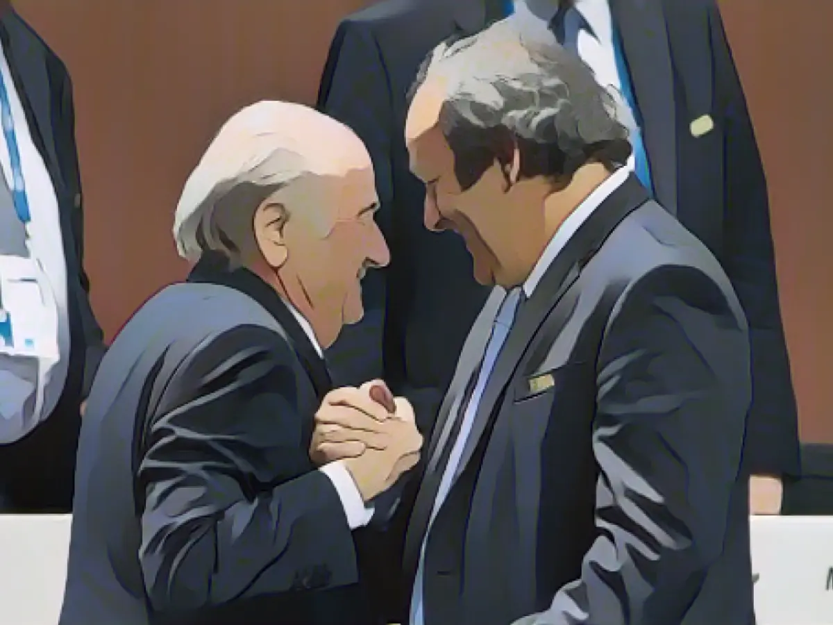 Dönemin FIFA Başkanı Sepp Blatter, 29 Mayıs 2015 tarihinde İsviçre'nin Zürih kentinde düzenlenen 65. FIFA Kongresi sırasında dönemin UEFA Başkanı Michel Platini ile el sıkışıyor.