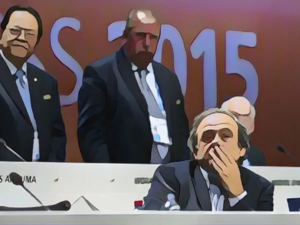 Dönemin UEFA Başkanı Michel Platini, İsviçre'nin Zürih kentinde düzenlenen 65. FIFA Kongresi sırasında Sepp Blatter'in 2015 yılında yeniden FIFA Başkanı seçilmesini izliyor.
